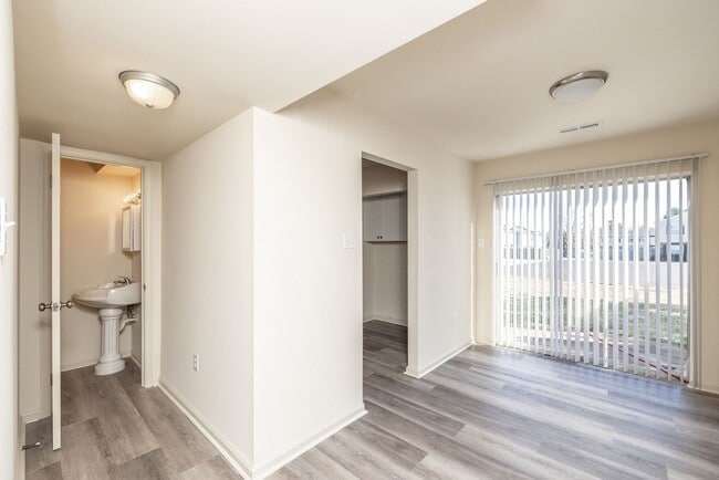 Building Photo - Charming Townhome in Hunters Mill – 3 Beds...