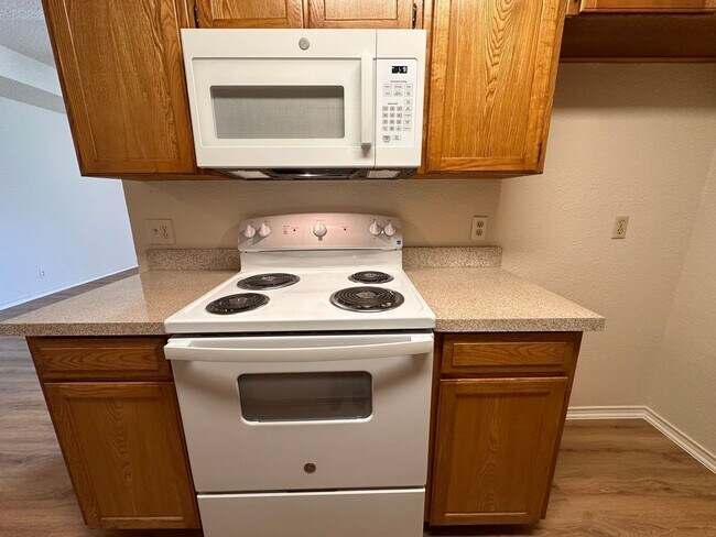 Building Photo - Available now! Nice 2 Bedroom, 2 Full Bath...