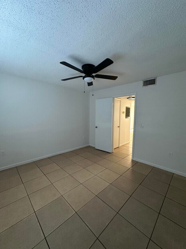 Building Photo - 837 Hickory St