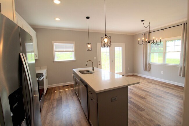 Building Photo - Large 3 level large end unit townhome with...