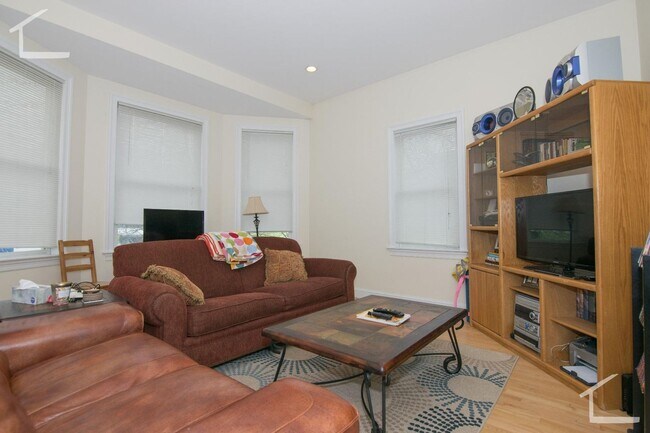 Building Photo - Charming 3 Bedroom-No Broker Fee