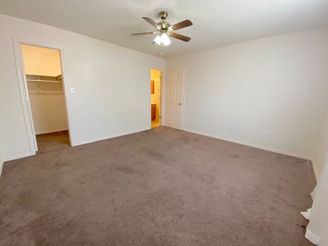 Building Photo - East El Paso 4 bed Refirg A/C