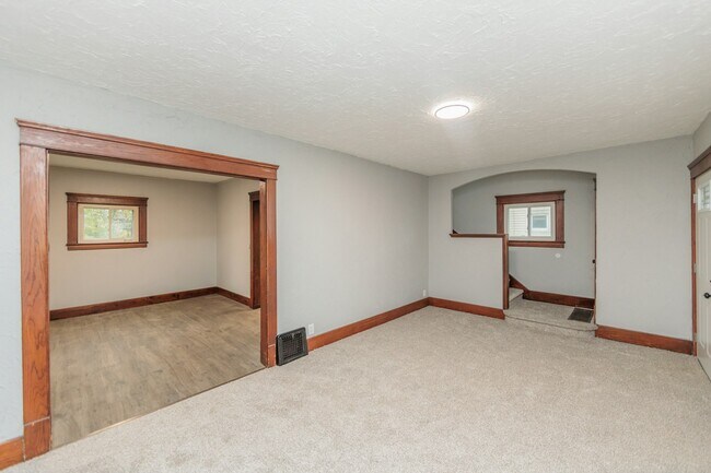 Building Photo - 1038 W 11th St