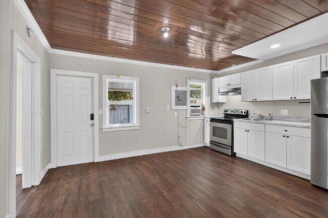 Building Photo - Lake Worth Beach Rental — Prime Location, Modern Comfort & Easy Coastal Living
