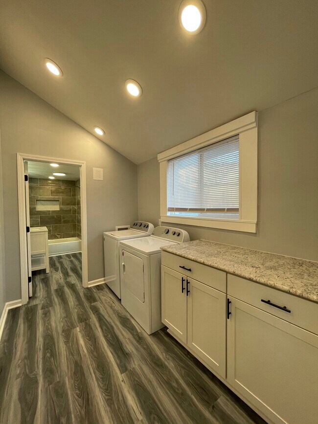 Building Photo - 627 Hawley Ave