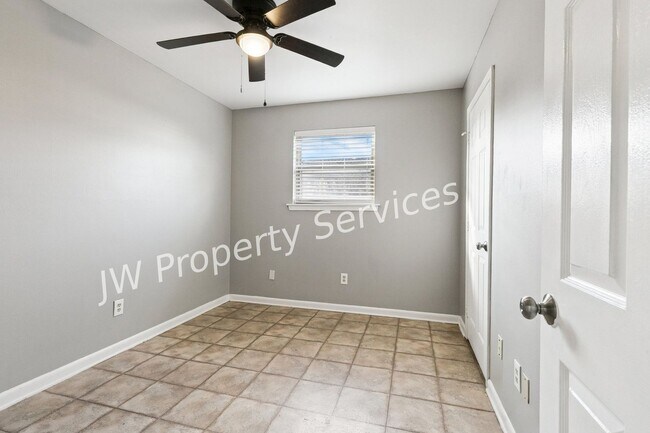 Building Photo - 2203-2203 Octavia Dr