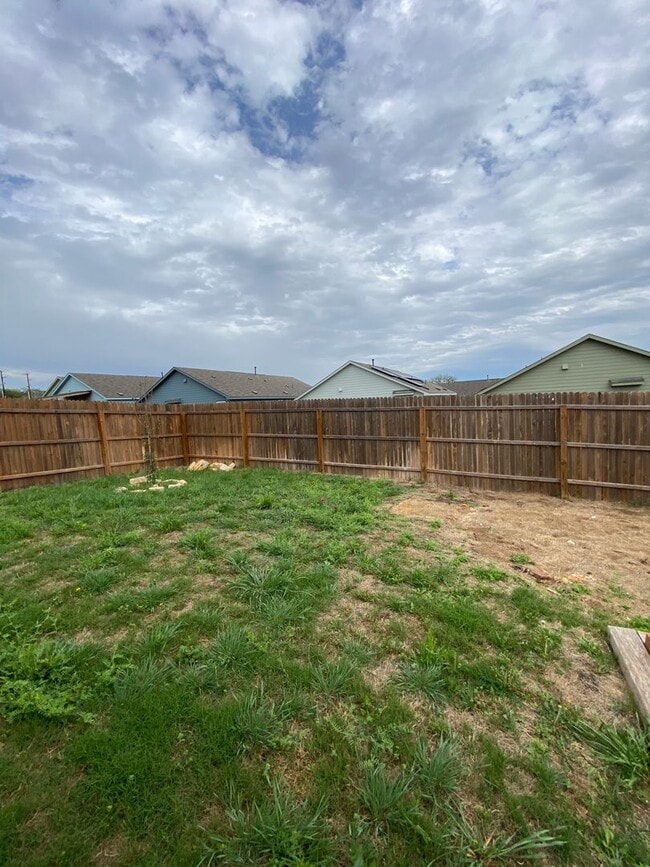 Building Photo - Move in Ready 3 bd/2 ba with bonus rooms!
