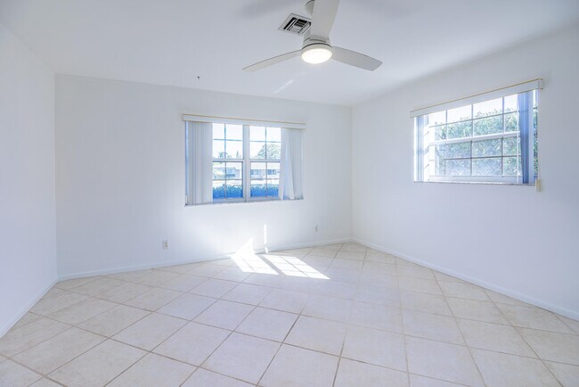 Building Photo - 527 W Jasmine Dr