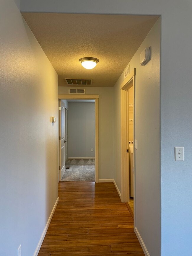 Building Photo - CHARMING Ranch-Style Home in Ridgefield, WA! 3 Bedrooms & 2 Baths! Walk-In Closet! Spacious Floor...