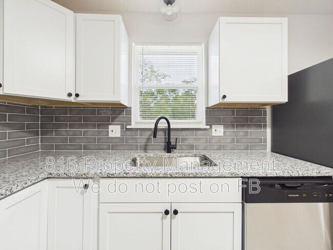 Building Photo - 100 S Oxford Ave