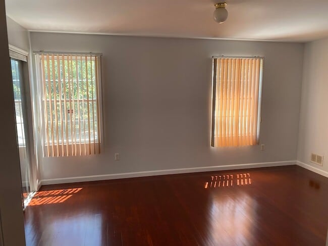 Building Photo - 183 Hutton St