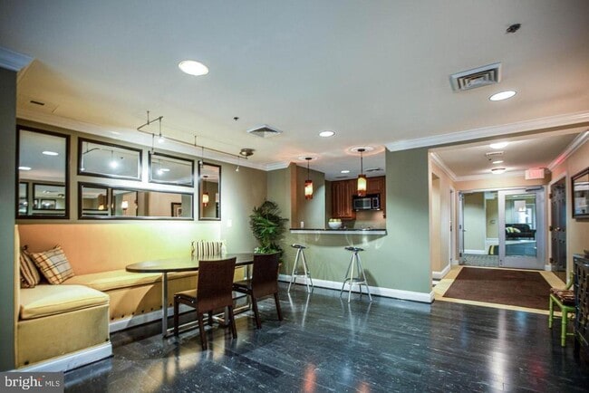 Building Photo - 485 Harbor Side St