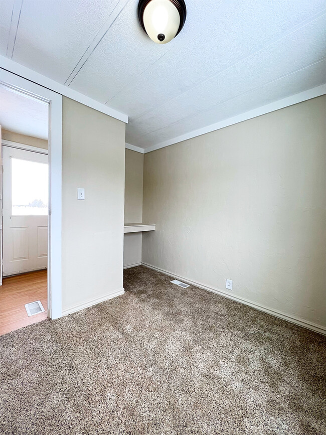 Building Photo - 358 W 170 N