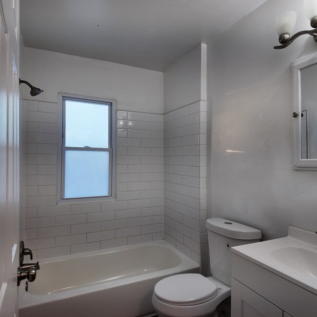 Building Photo - 9277 Vaughan St