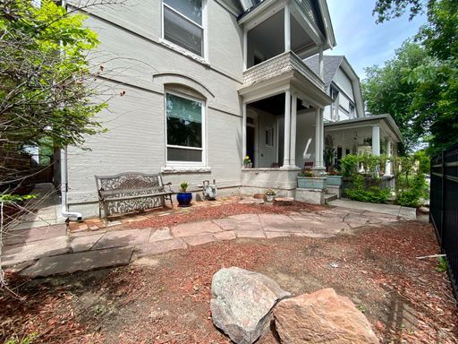 Building Photo - Charming 1-Bedroom Apartment in Desirable ...