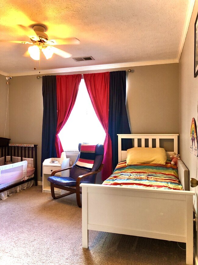 Building Photo - COMING SOON... Split-Level 3Bed/2Bath in H...