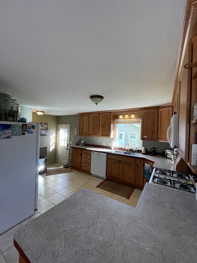 Building Photo - CHARMING HOME IN GREAT LOCATION!