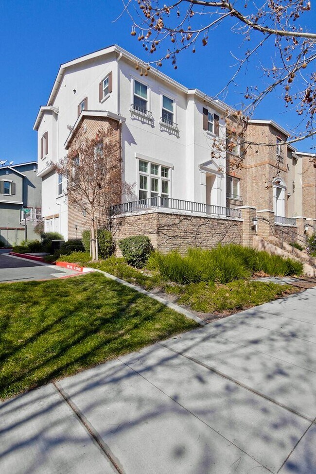 Building Photo - Wow! What a Great Home! Available Now!