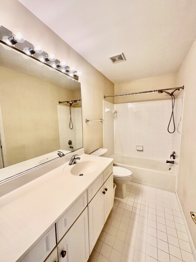 Building Photo - 917 Crestfield Dr