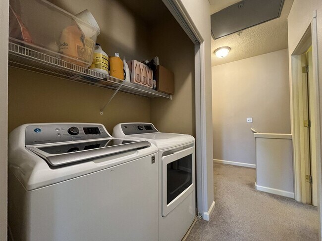 Building Photo - Well-Designed Condo with Dual Primary Suites, Vaulted Ceilings & Community Clubhouse