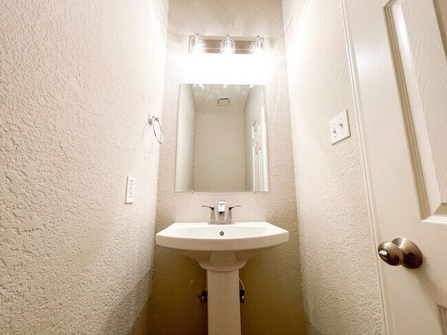 Building Photo - Beautiful 4 Bedroom 2.5 Bathroom Home in L...