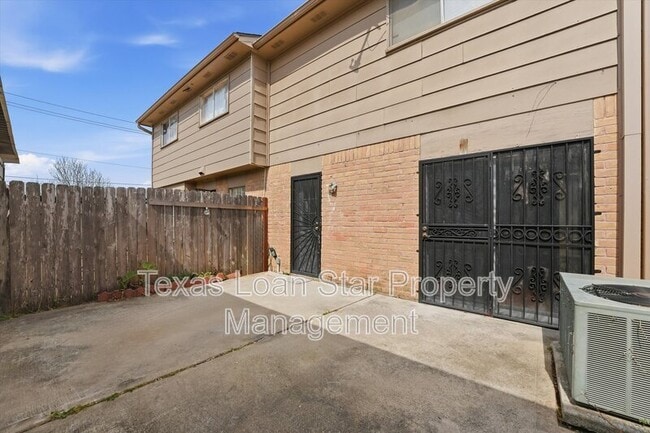 Building Photo - 12447 Sharpview Dr