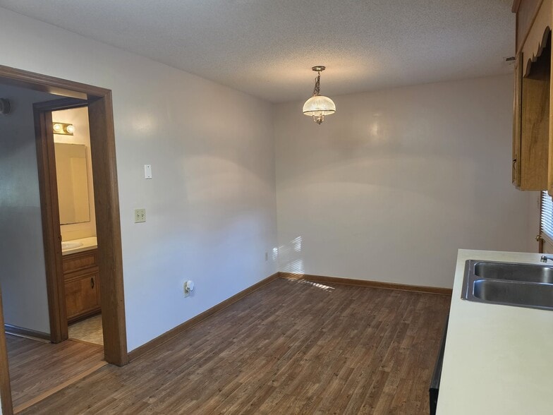 Building Photo - 180 Glenwood Dr