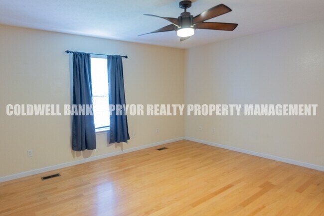 Building Photo - 295 Sky Dr