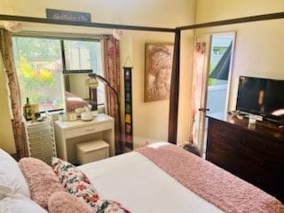 Building Photo - TOWNHOME WITH BONUS LOFT, IN-UNIT LAUNDRY, WATER AND GARBAGE INCLUDED