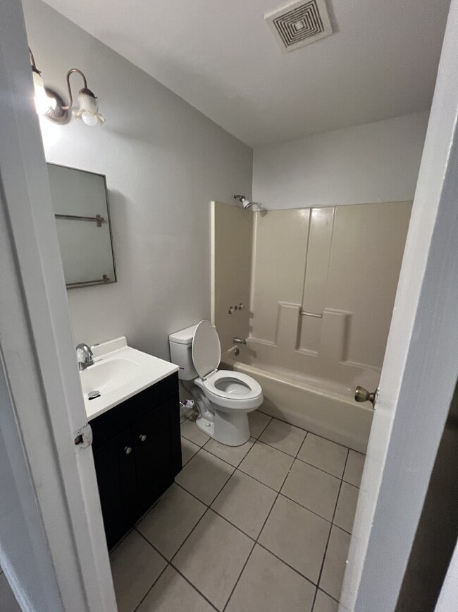 Building Photo - Charming 2BR/1BA in Quiet Alva – Fresh Pai...
