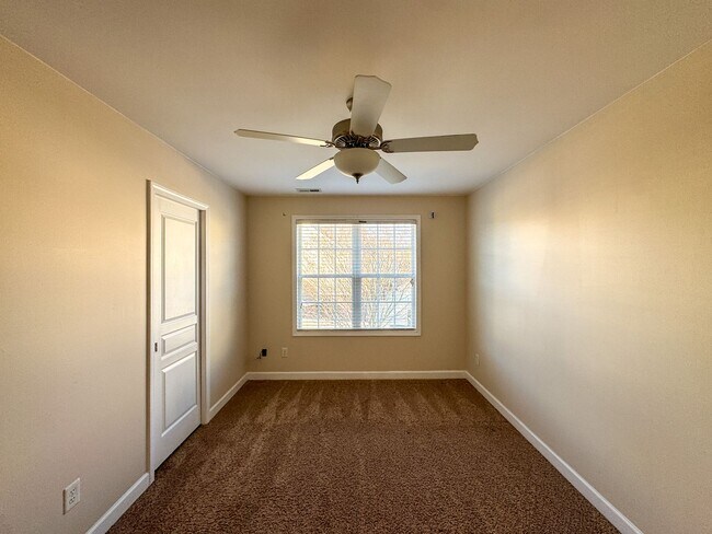 Building Photo - Lovely 3 Bed 2.5 Bath Home with Community Amenities