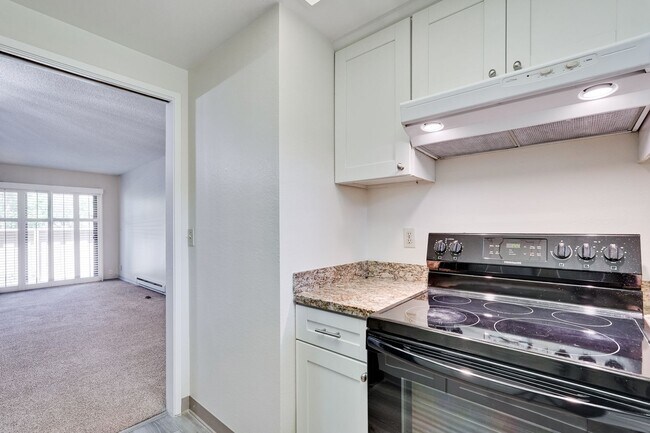 Building Photo - 1st floor corner unit - In Door Laundry- Easy Access to 880 and 237