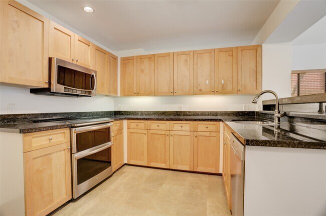 Building Photo - 2629 Wroxton Rd