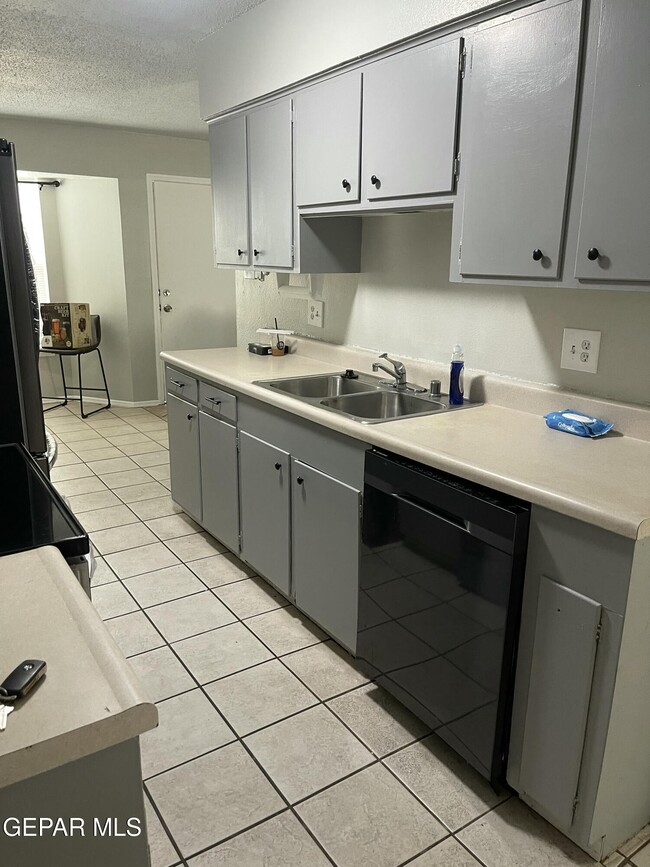 Building Photo - 8614 Mettler Dr