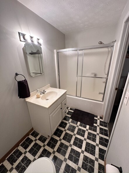 Building Photo - 565 S 43rd St