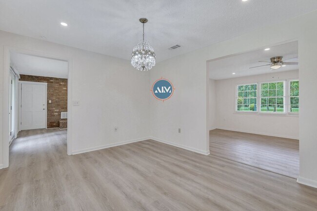 Building Photo - Rare opportunity minutes away from Savanna...