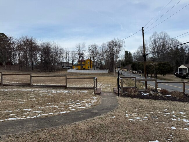 Building Photo - 10012 Ellis Rd