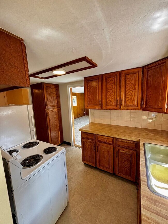 Building Photo - Spacious 2 Bedroom one bath duplex!!