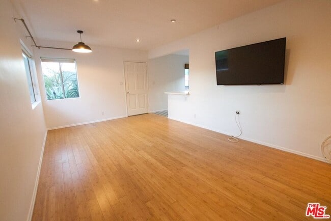 Building Photo - 2341 Meadowvale Ave