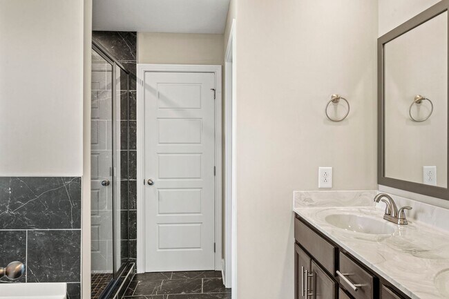 Building Photo - Beautiful Like-New Split Foyer Home Off Ex...