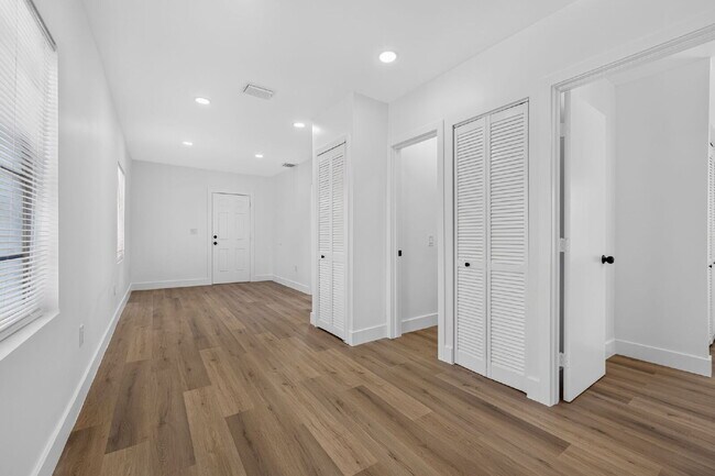 Building Photo - Little Havana 2BR | Assigned Parking | Water Included