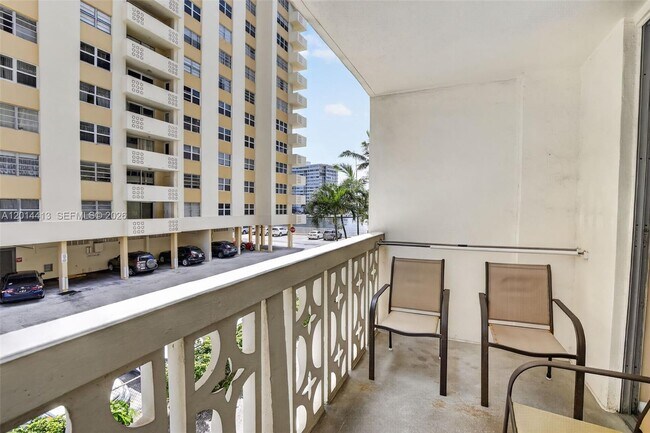 Building Photo - 1817 S Ocean Dr