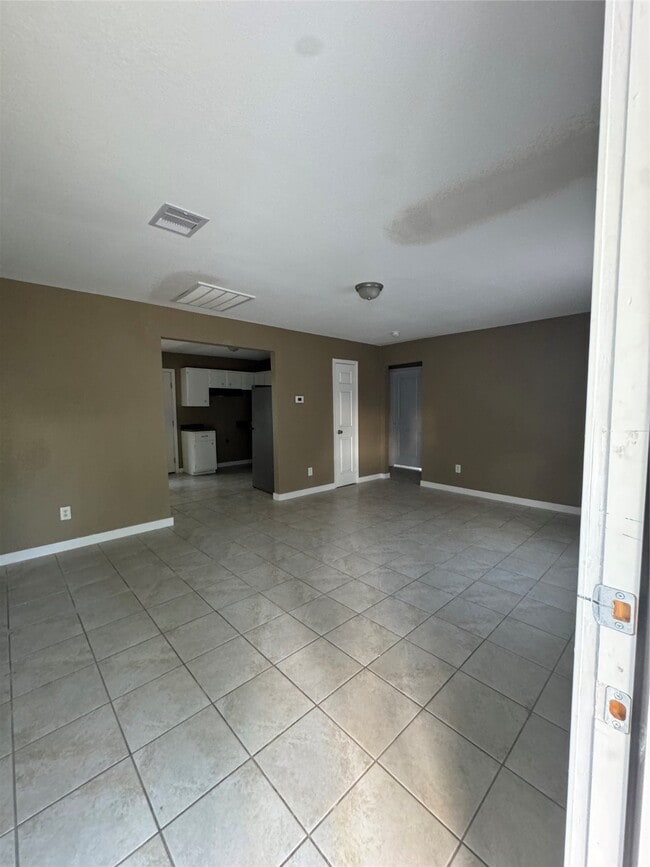 Building Photo - 2125 Kingsdale Dr