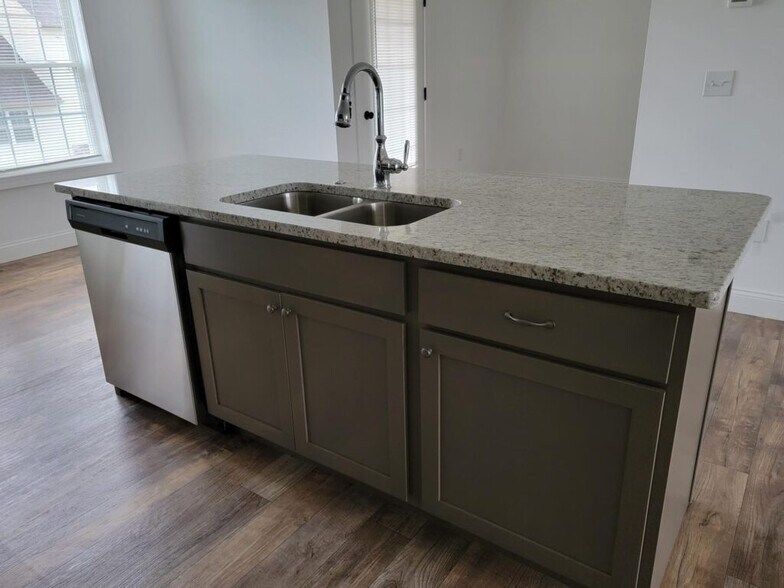 Building Photo - 438 Masonic Dr