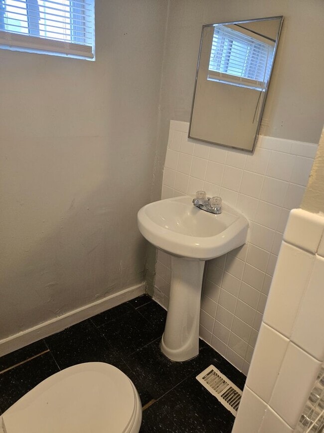 Building Photo - 6724 Wyncote Ave