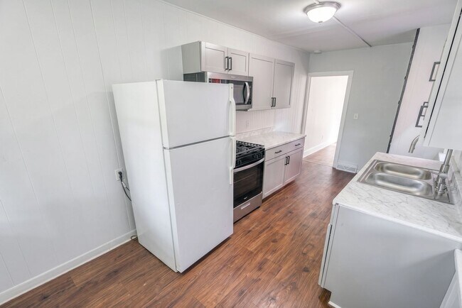 Building Photo - Newly Renovated 3 Bedroom, 1 Bathroom Townhouse