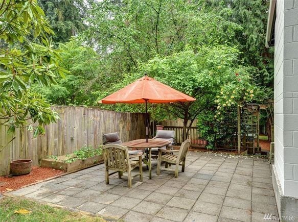 Building Photo - Beautiful 4 Bedroom Gem – Walk to Juanita Beach! Up to $1500 incentive!