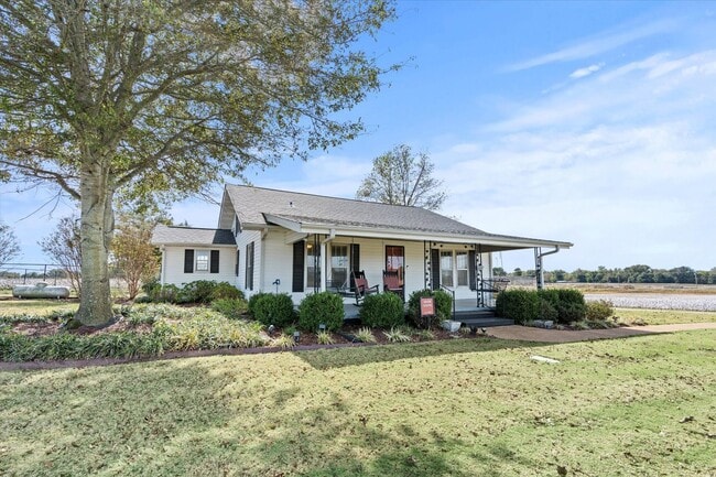 Building Photo - Charming Farmhouse on the West Side of Ath...