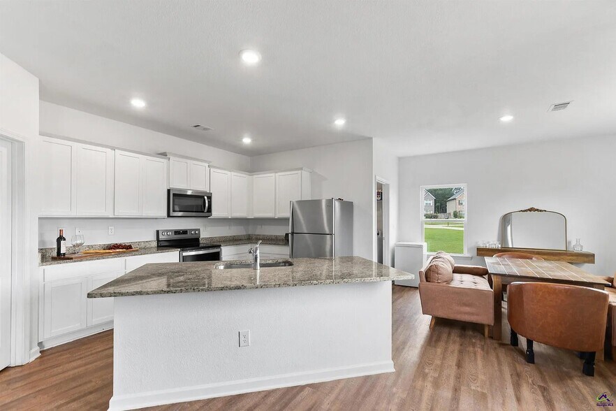 Building Photo - 3335 Bridgewood Dr