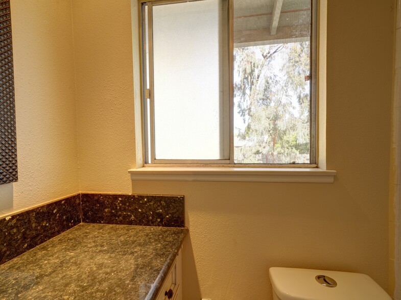 Building Photo - 1750 Prefumo Canyon Rd
